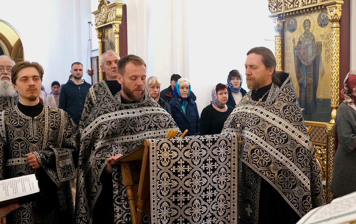 Утреня Великой Пятницы с чтением 12 Страстных Евангелий