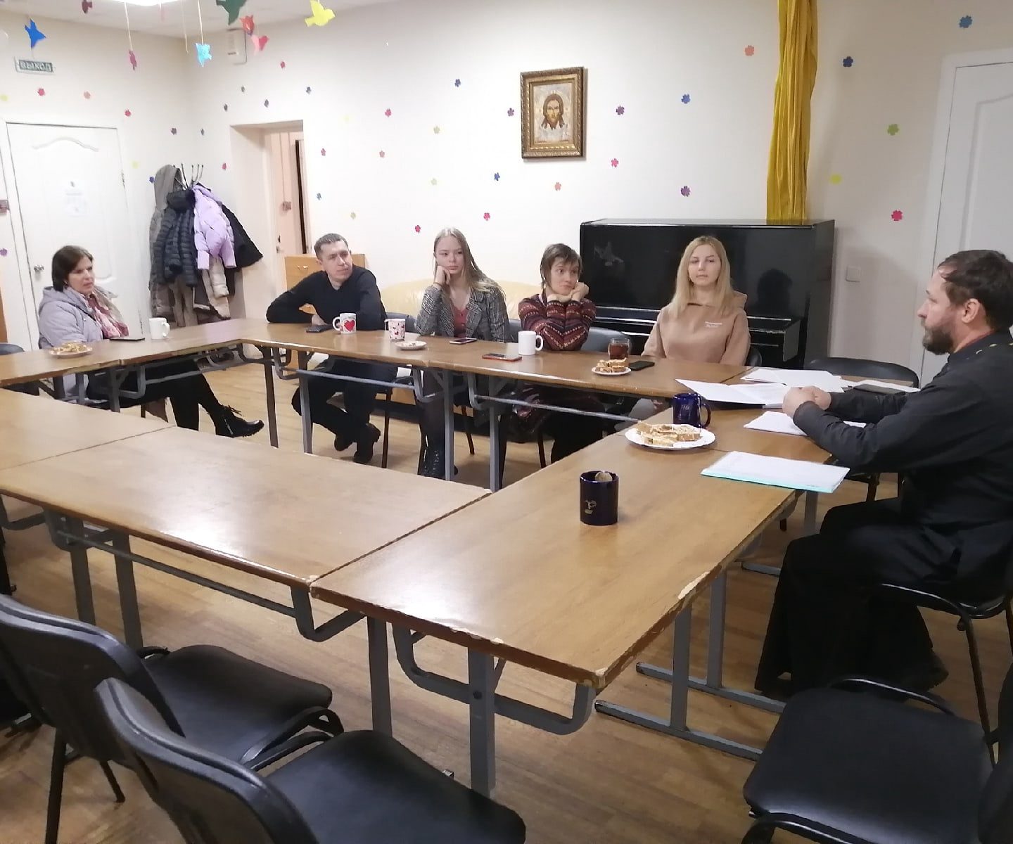 В молодёжном клубе «Феникс» прошла встреча с иереем Кириллом Севастьяновым