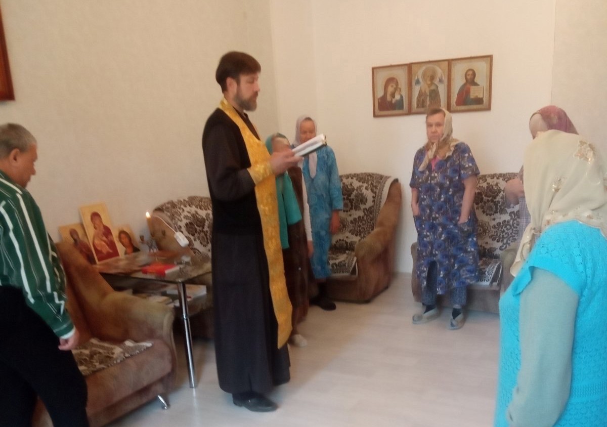 Священник Сергий Родников совершил молебен для подопечных социального центра