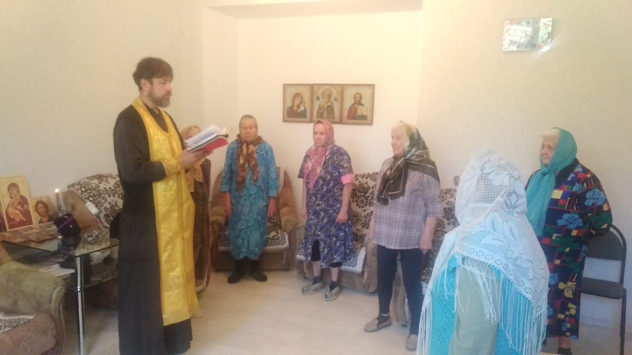 Клирик нашего храма окормляет пожилых и недужных саратовцев