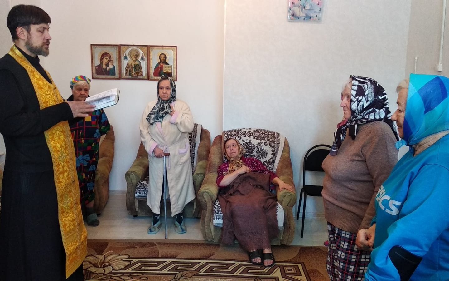 Клирик нашего храма окормляет пожилых и недужных саратовцев