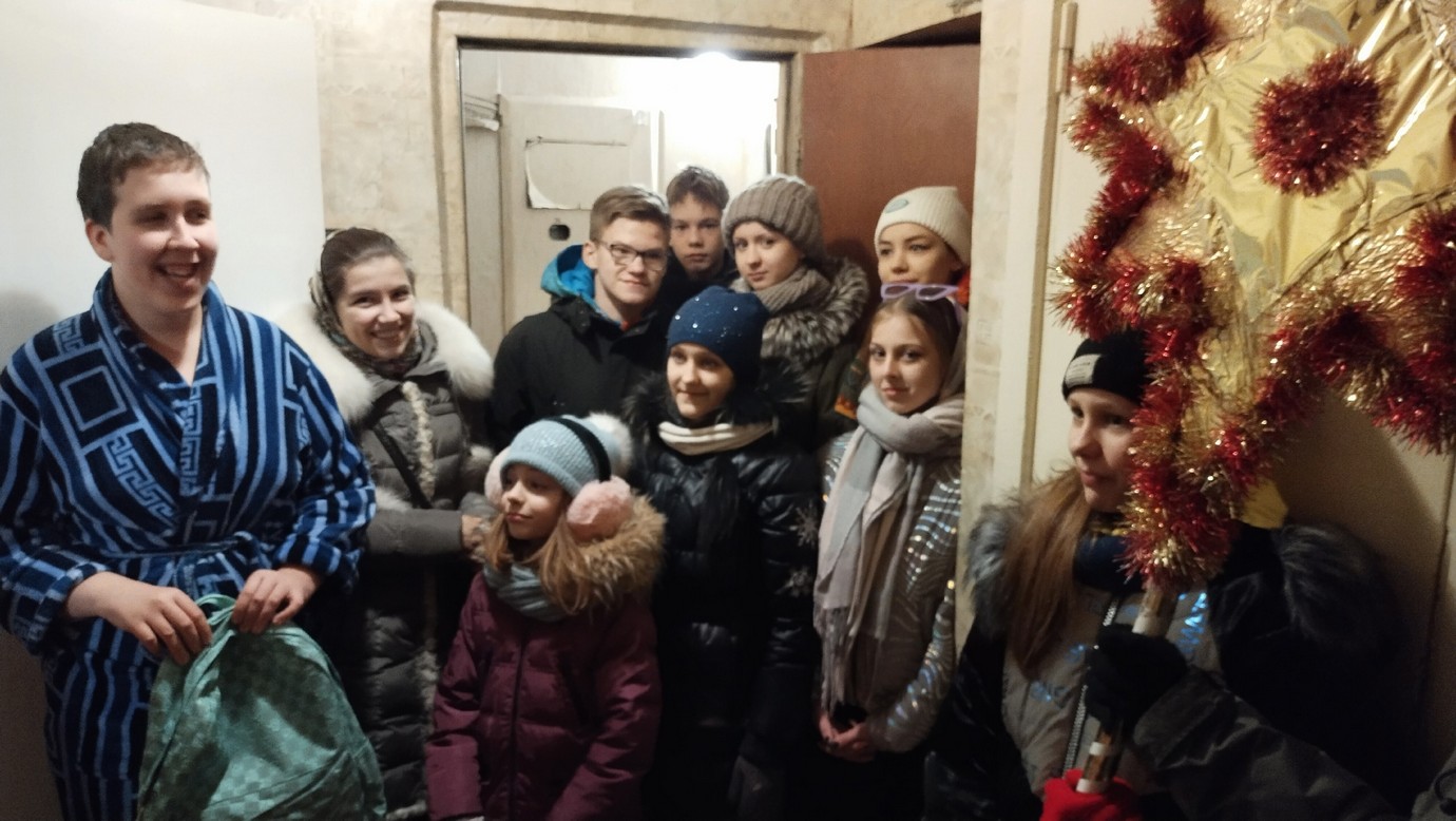 Воспитанники воскресной школы поздравили детей с особенностями развития