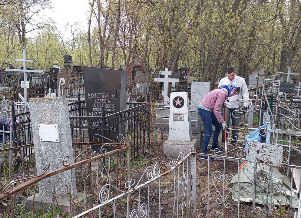 Прихожане привели в порядок могилы священнослужителей