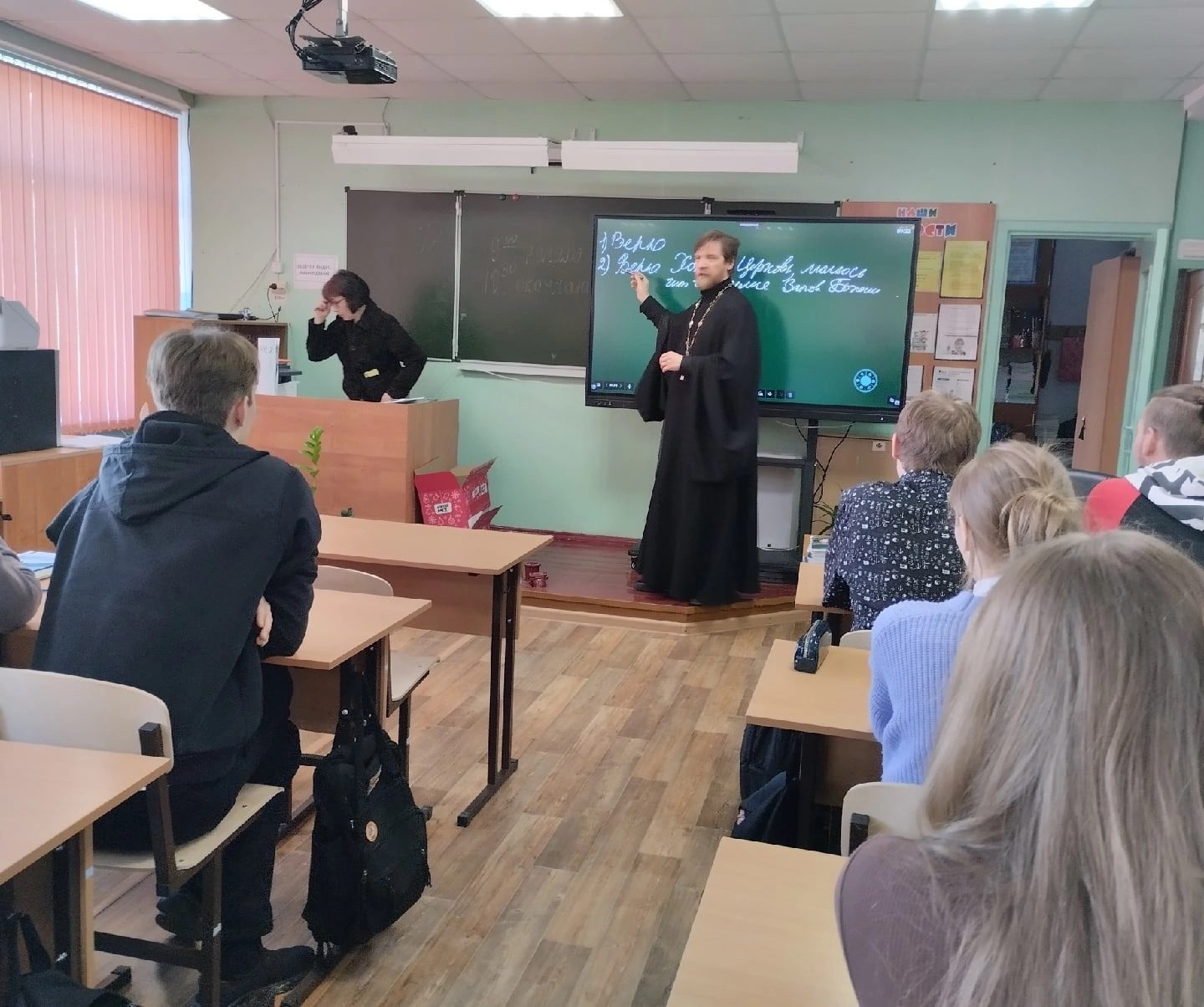 Клирик нашего храма провел беседу с выпускниками