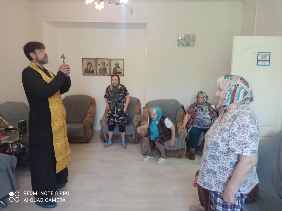 Священник Сергий Родников совершил молебен для подопечных социального центра