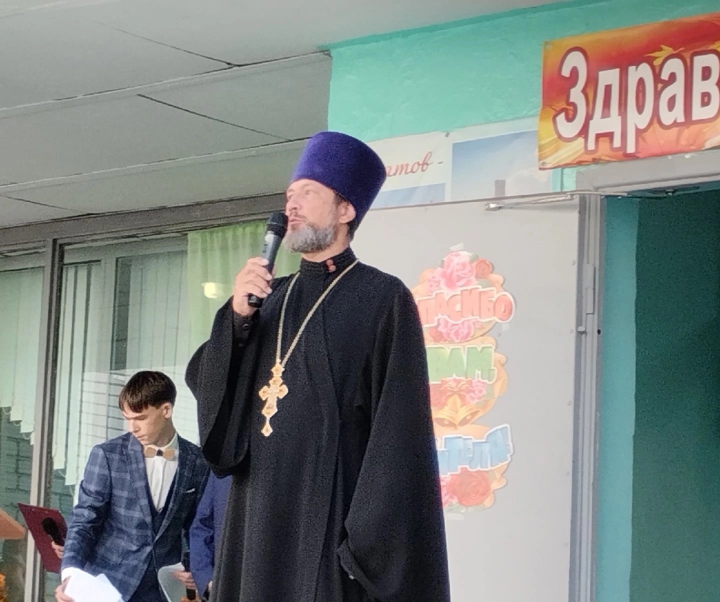 Клирик храма благословил детей и педагогов на начало учебного года