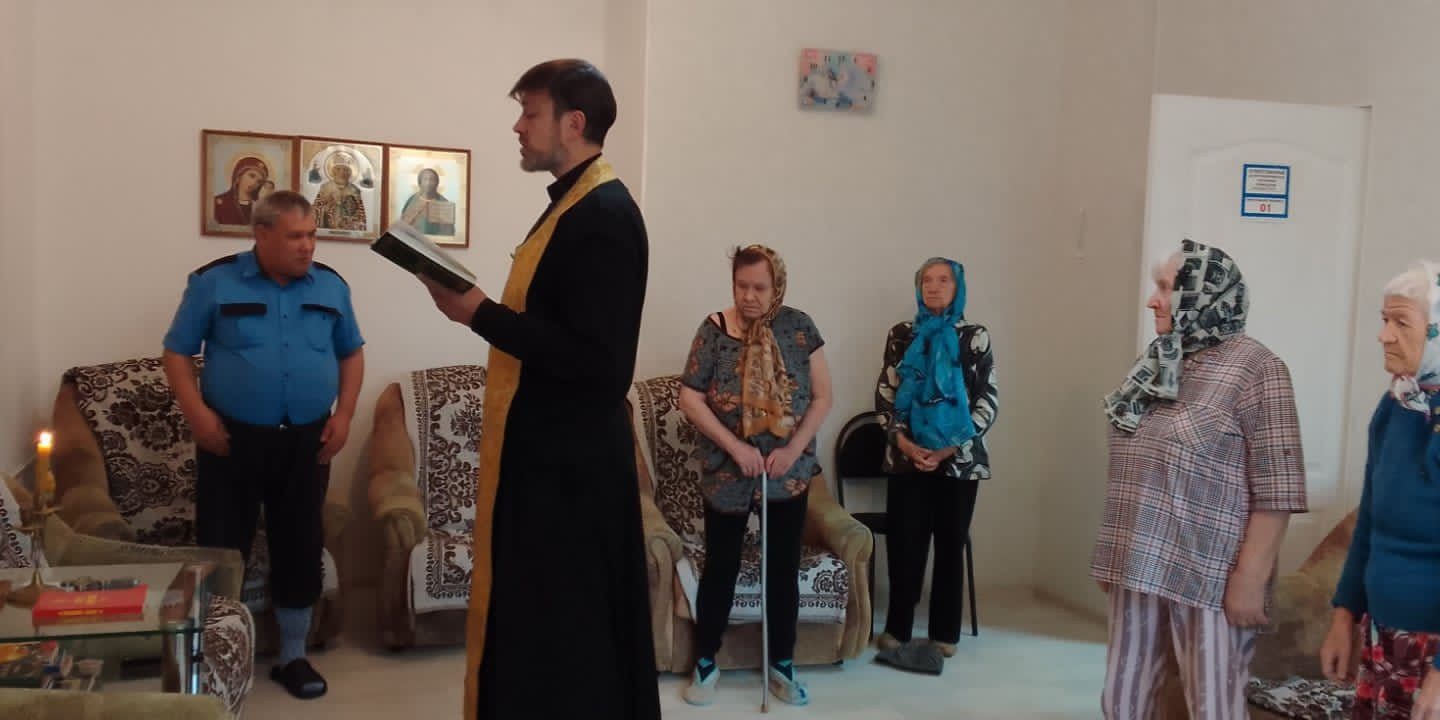 Священник храма окормляет подопечных социально-реабилитационного центра
