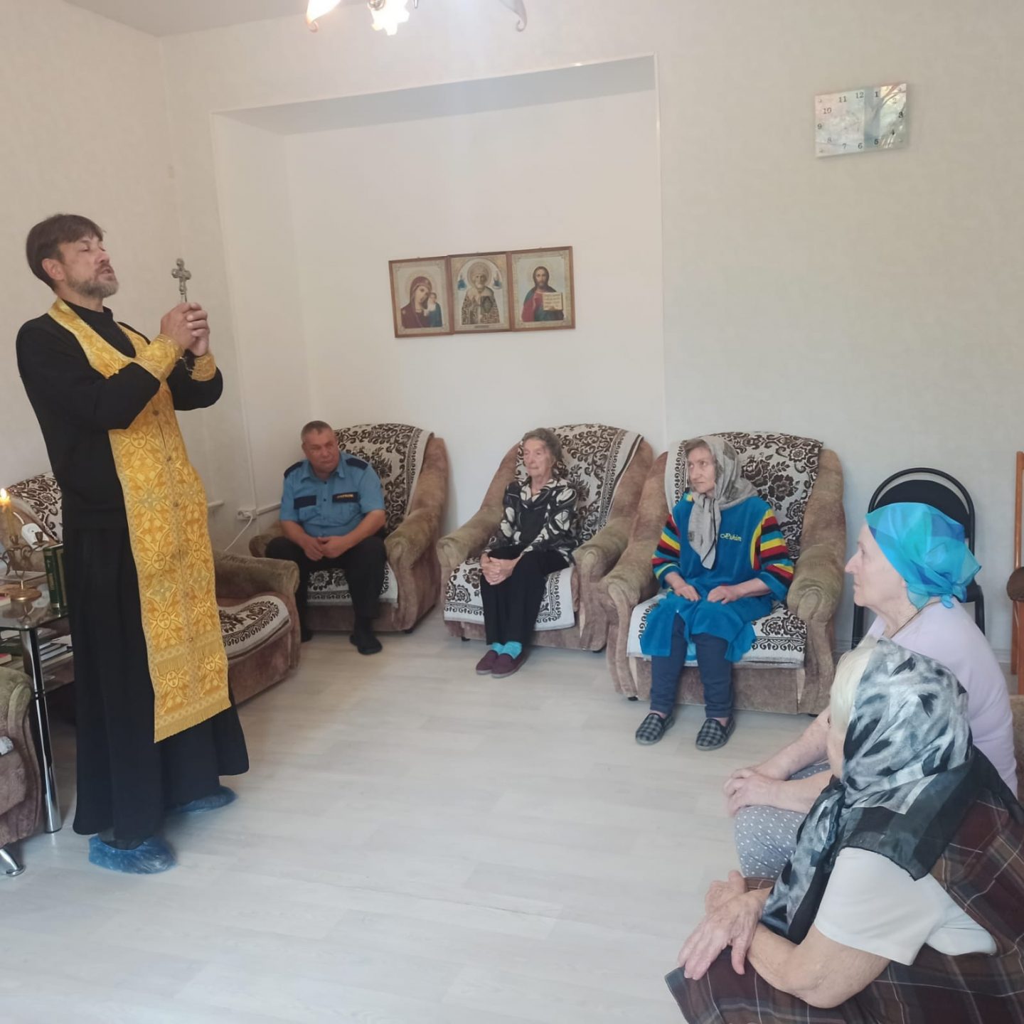 Священник храма окормляет пожилых людей и инвалидов