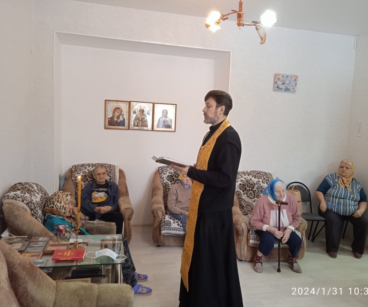 Протоиерей Сергий Родников посетил социально-реабилитационный центр