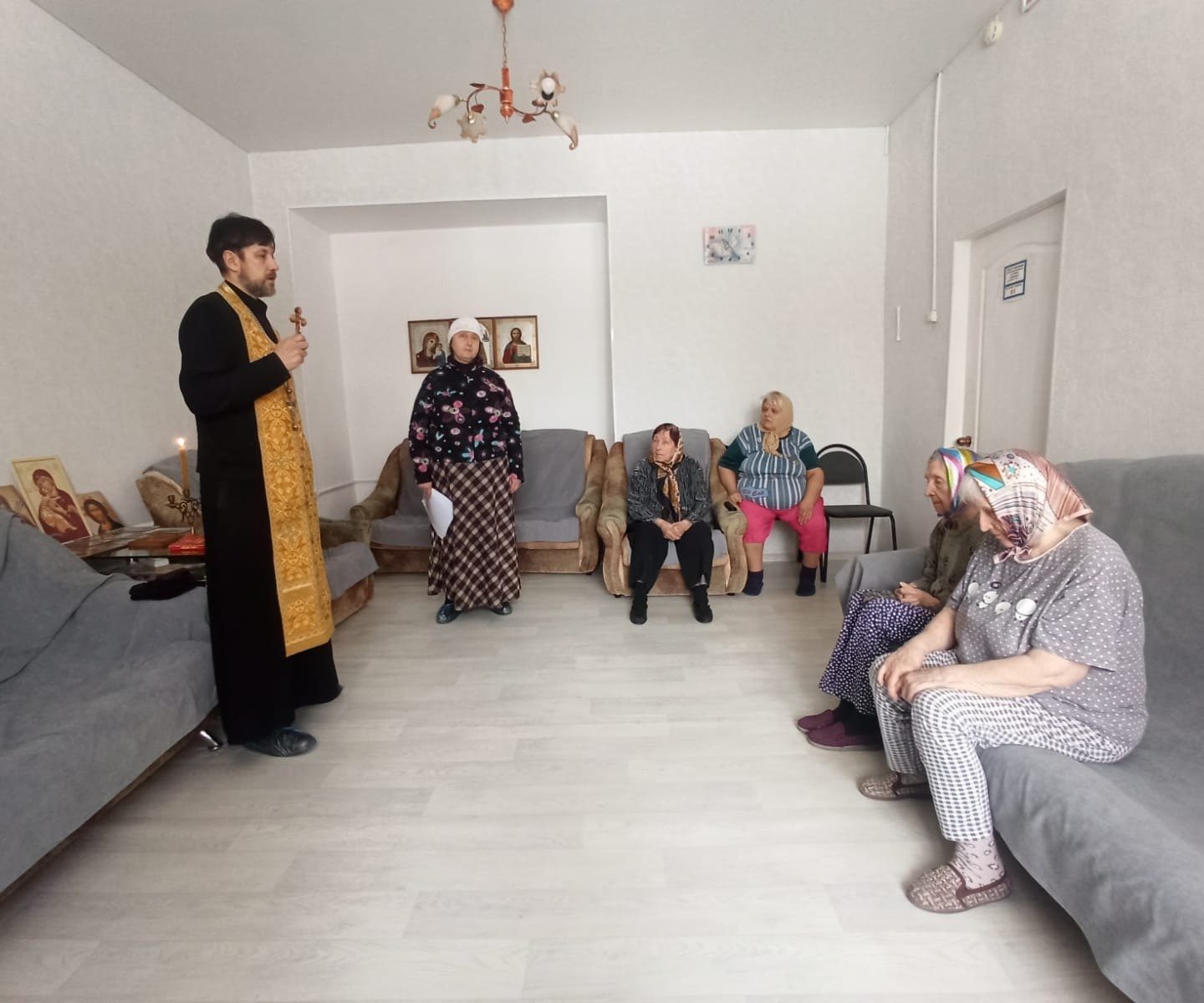 Клирик храма совершил молебен в социально-реабилитационном центре