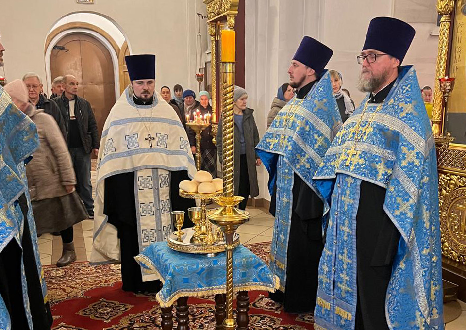 Канун празднования Введения во храм Пресвятой Богородицы