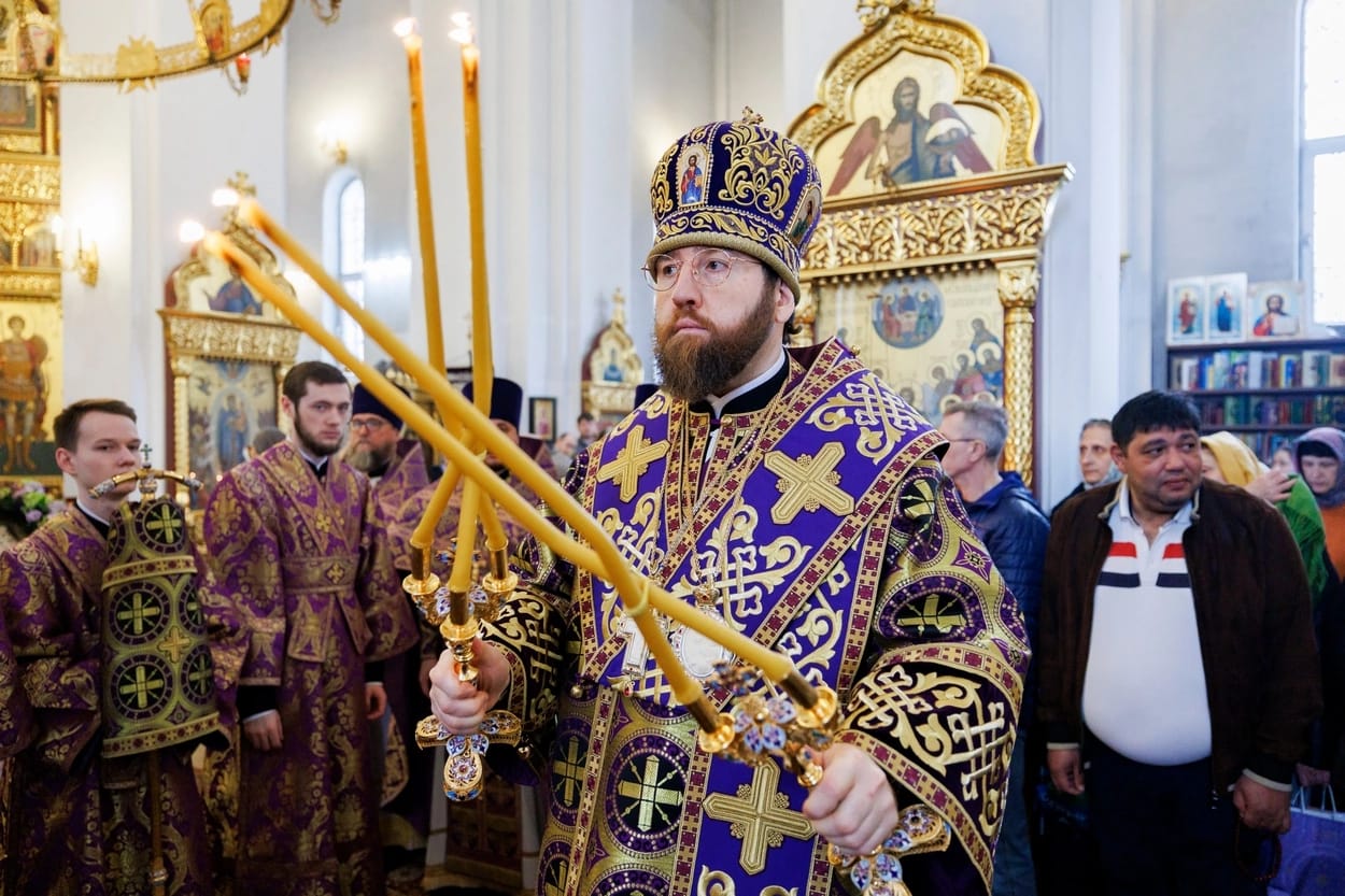 Митрополит Игнатий совершил Литургию святителя Василия Великого в Георгиевском храме г. Саратова