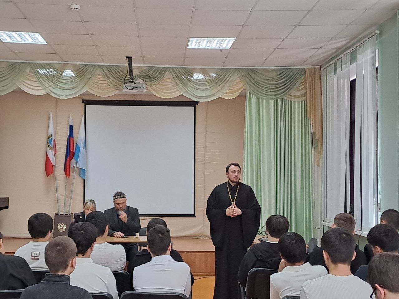 Иерей Дионисий Степанов провел беседу со школьниками