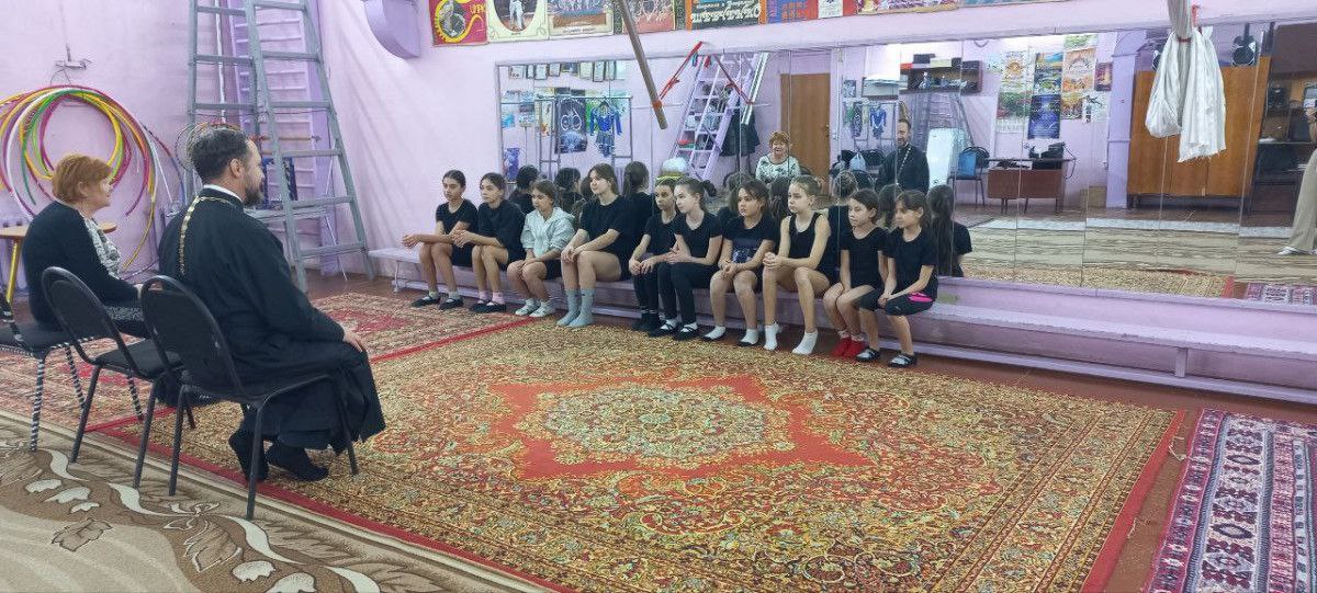 Иерей Кирилл Севастьянов посетил Дом культуры национального творчества