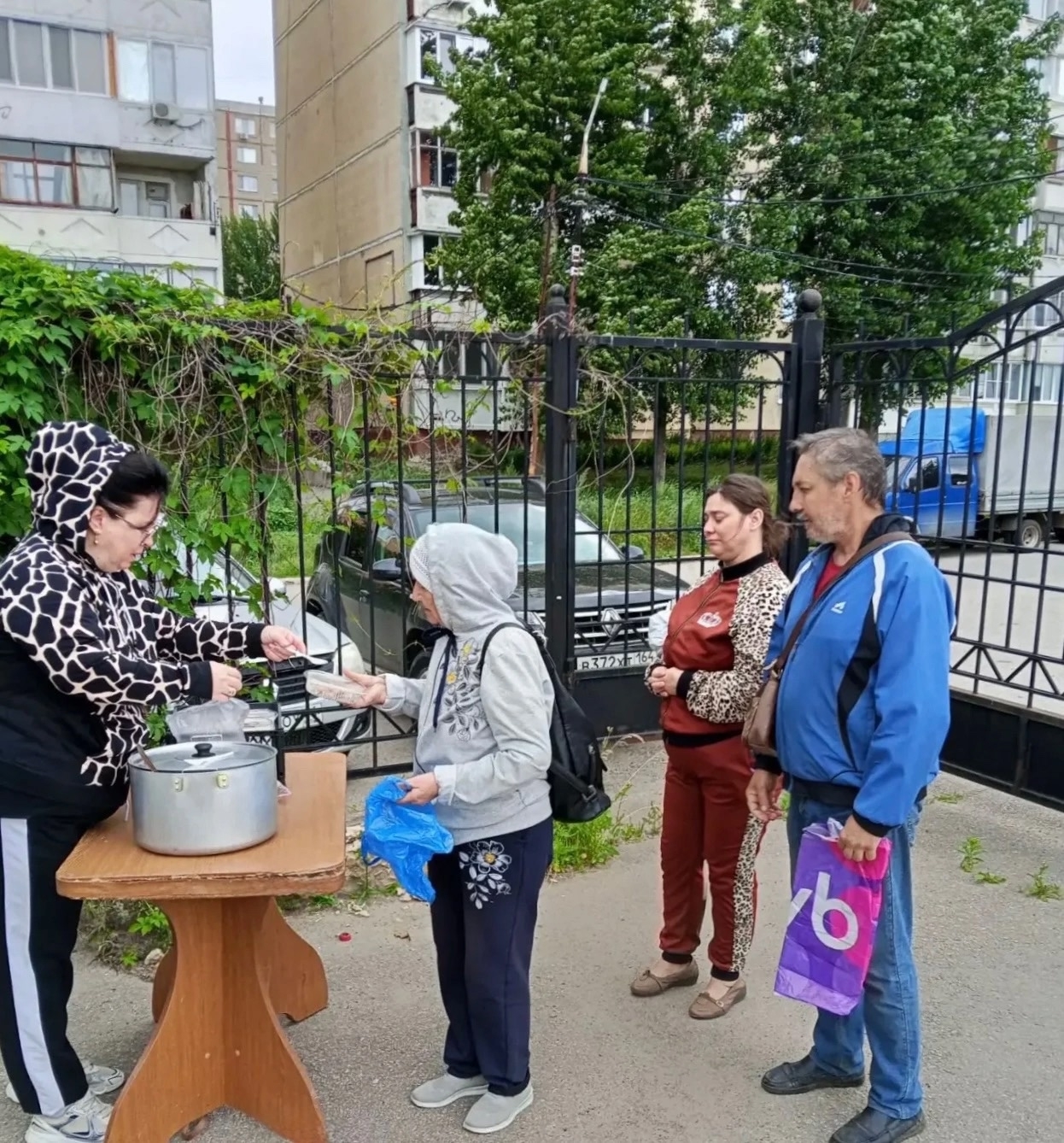На территории храма прошла раздача горячих обедов
